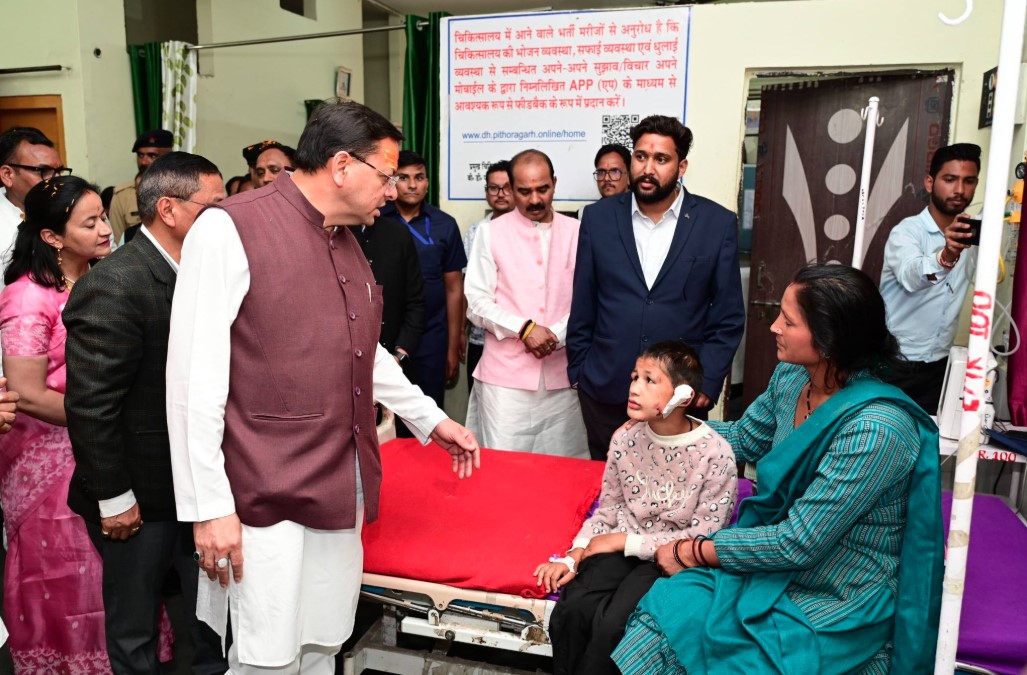 मुख्यमंत्री धामी ने जिला चिकित्सालय पिथौरागढ़ का किया औचक निरीक्षण