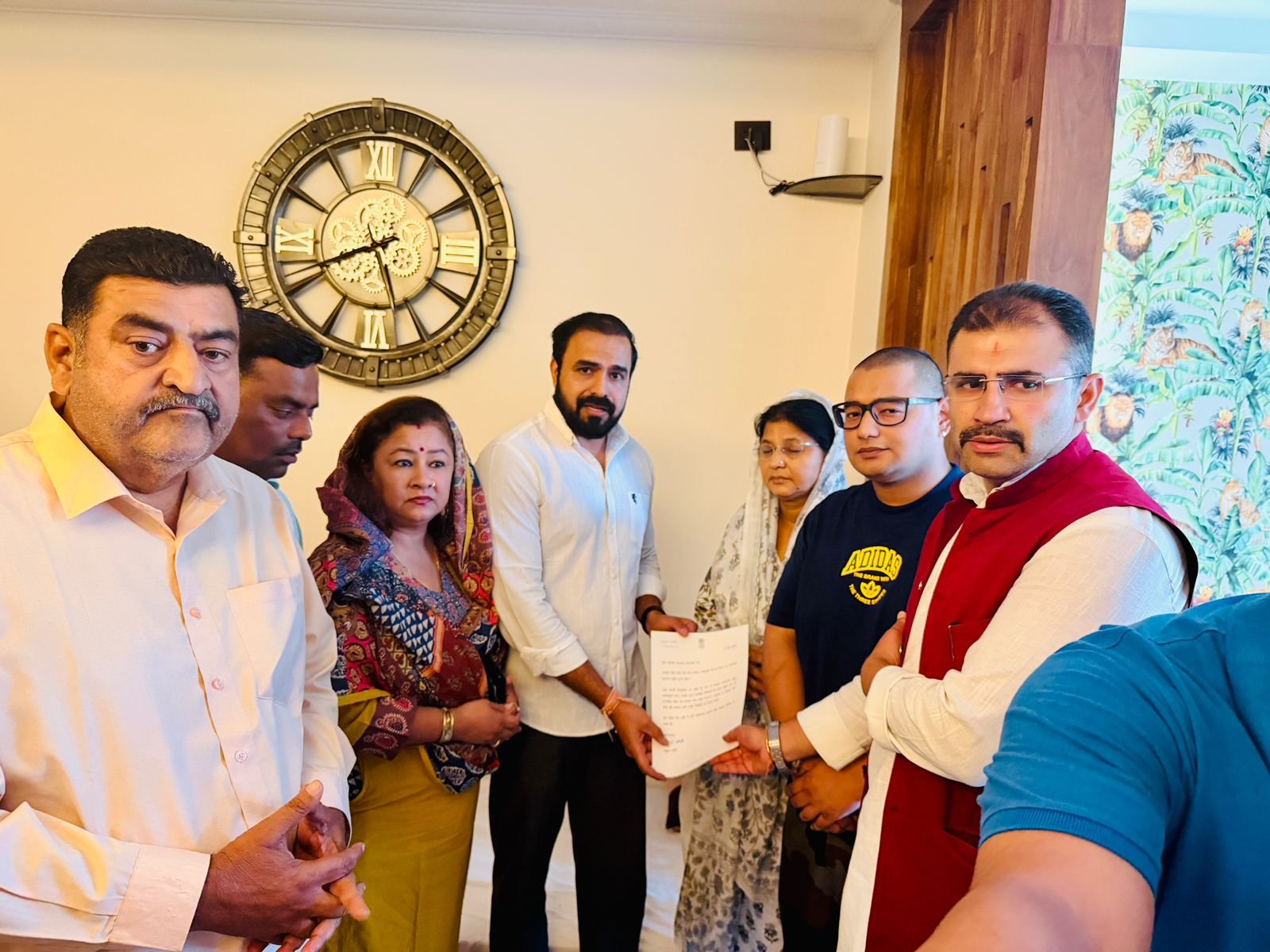 राहुल गांधी ने डाटकाली सिद्धपीठ के महंत रमन प्रसाद गोस्वामी
