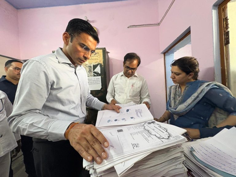 विकासनगर रजिस्ट्रार ऑफिस में डीएम का छापा, बड़े घोटाले उजागर