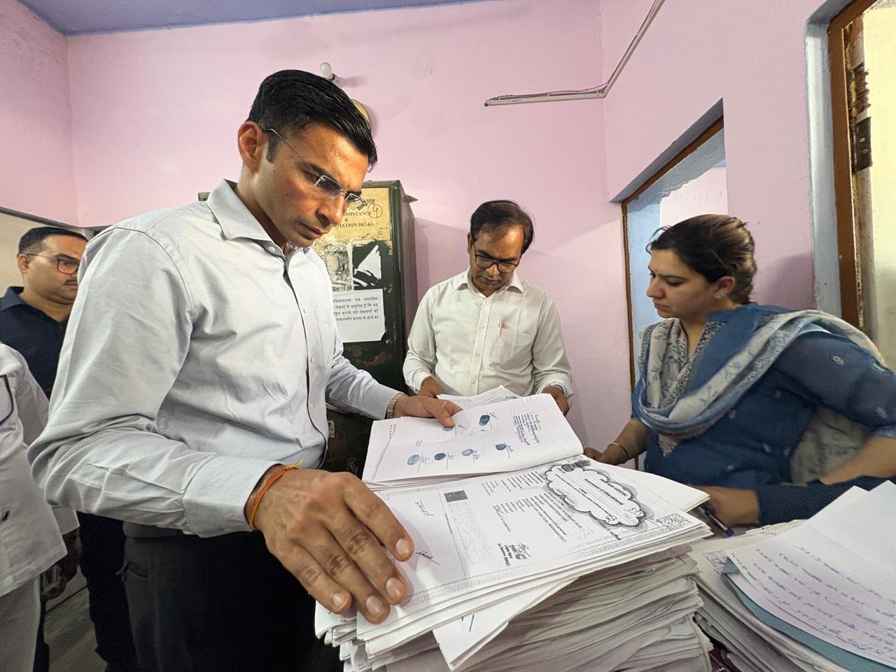 विकासनगर रजिस्ट्रार ऑफिस में डीएम का छापा, बड़े घोटाले उजागर