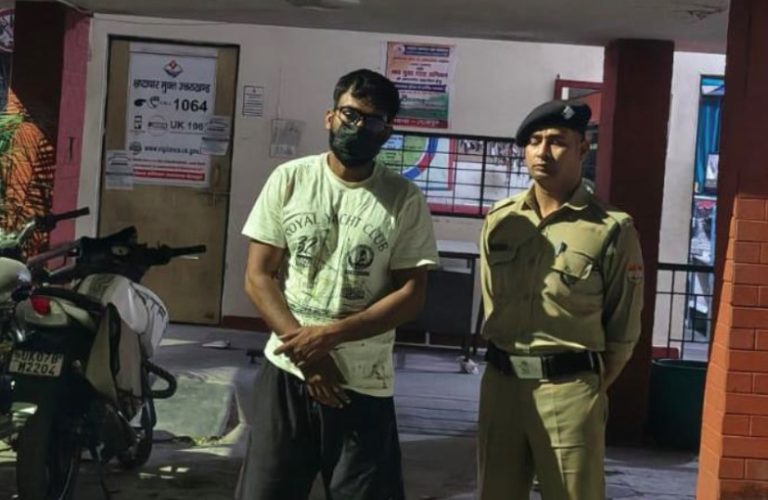 शराब पीकर सड़क पर हंगामा करने वाला कार चालक गिरफ्तार, वाहन सीज