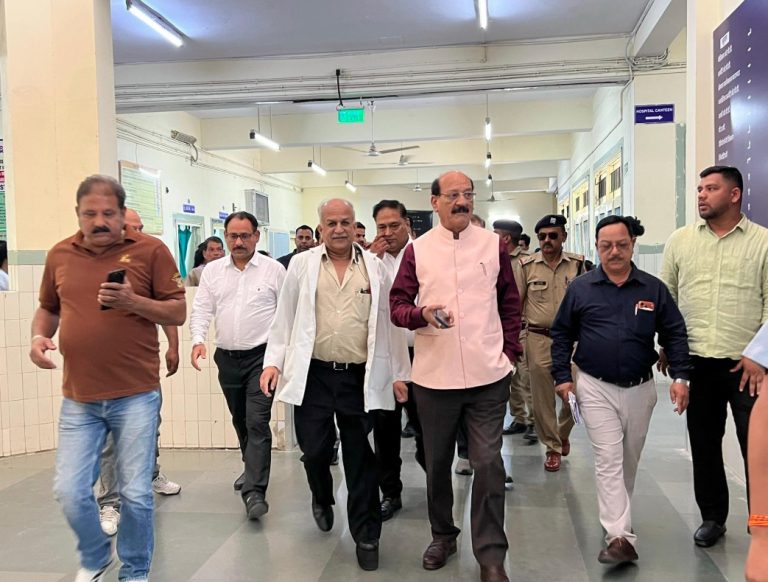 स्वास्थ्य मंत्री सुबोध उनियाल ने डॉक्टर सुशीला तिवारी अस्पताल का किया औचक निरीक्षण