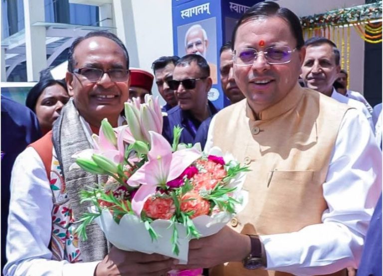 ‘अपनापन–नरेंद्र मोदी संग मेरे अनुभव’ पुस्तक का लोकार्पण कार्यक्रम में शामिल हुए मुख्यमंत्री धामी