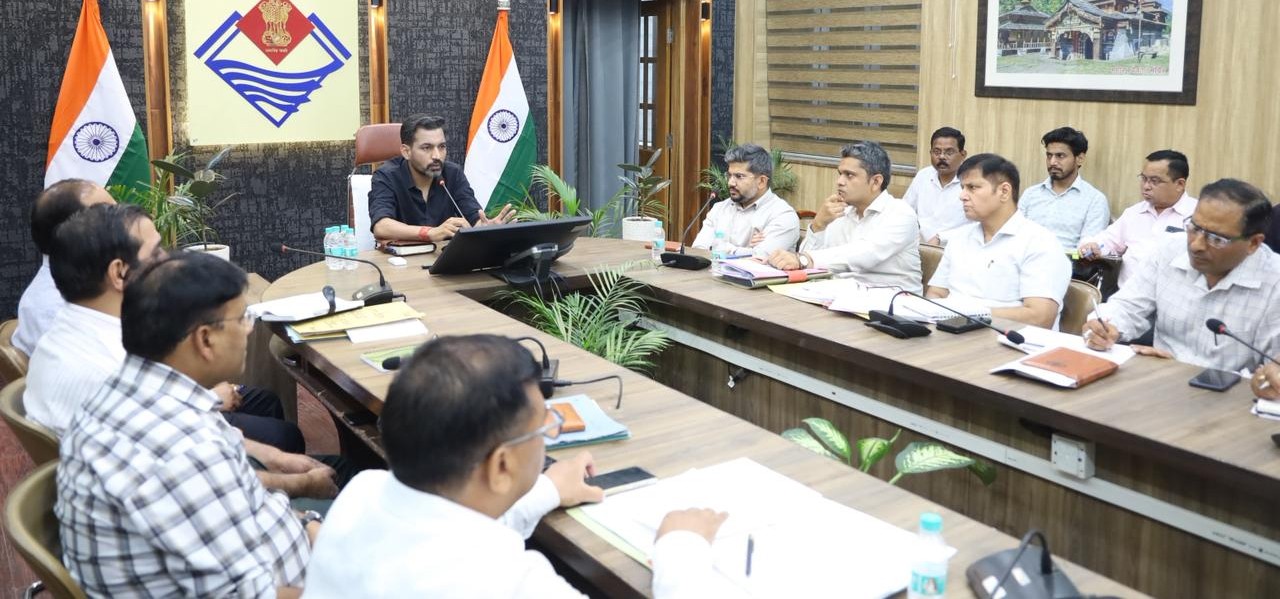 DM Chauhan directs officials to prepare growth-oriented district plan