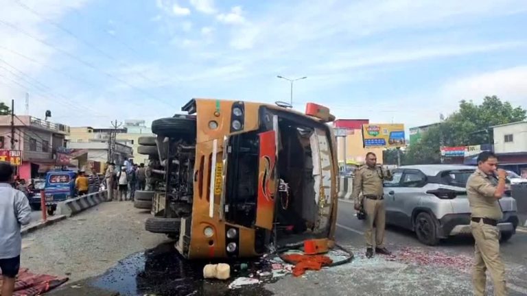 Haridwar Bus Accident: श्रद्धालुओं से भरी डबल डेकर बस पलटी,