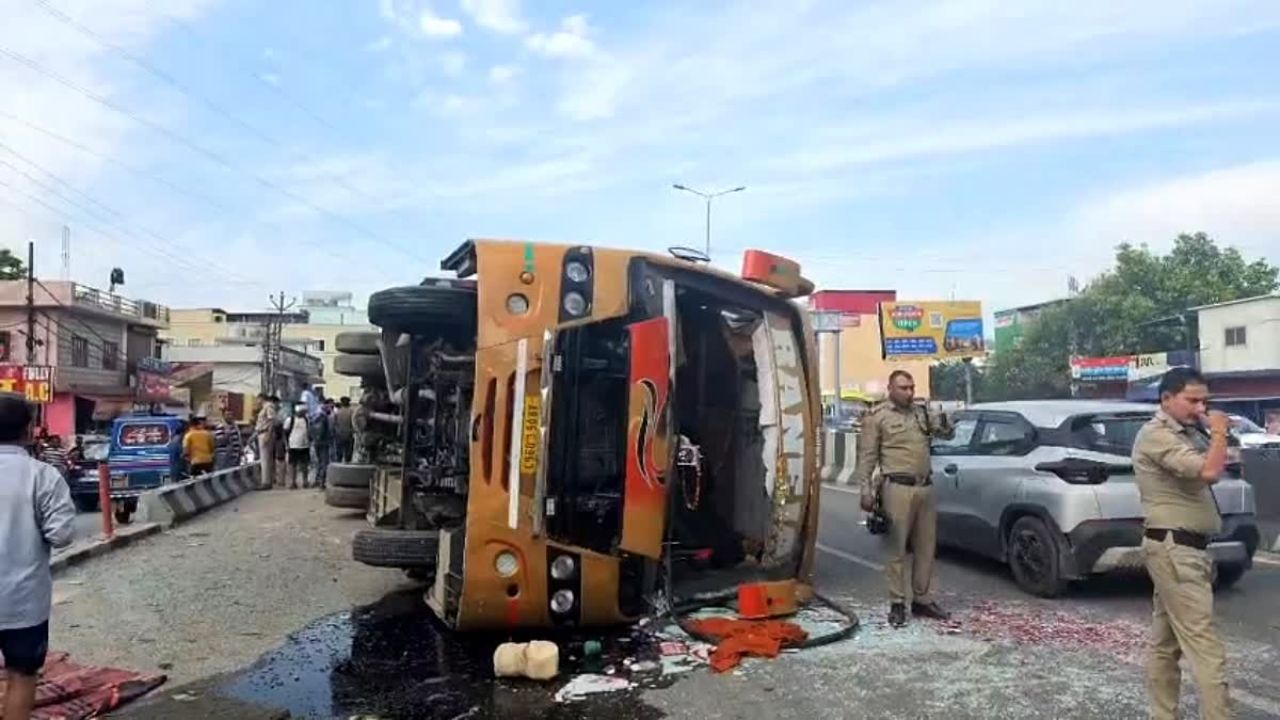 Haridwar Bus Accident: श्रद्धालुओं से भरी डबल डेकर बस पलटी,