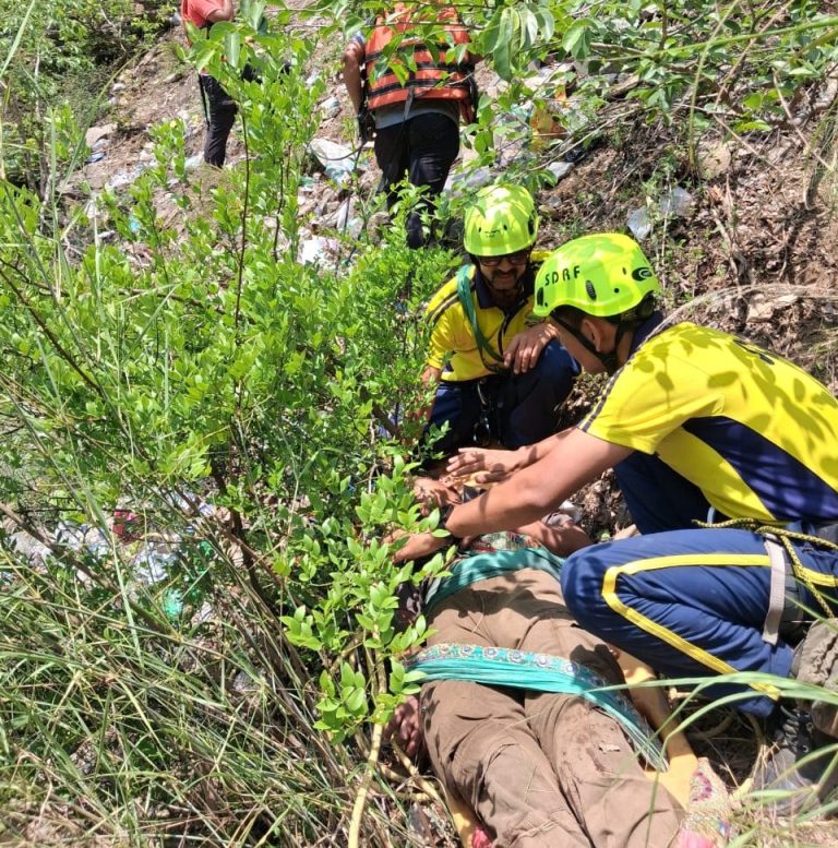 Innova falls into gorge near Devprayag, rescue teams recover 2