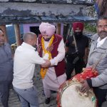 Navjot Singh Sidhu offers prayers at Surkanda Temple