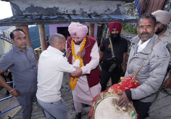 Navjot Singh Sidhu offers prayers at Surkanda Temple