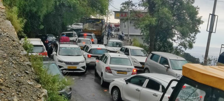 Traffic Jams emerge as Mussoorie’s biggest challenge: Tourists stranded for