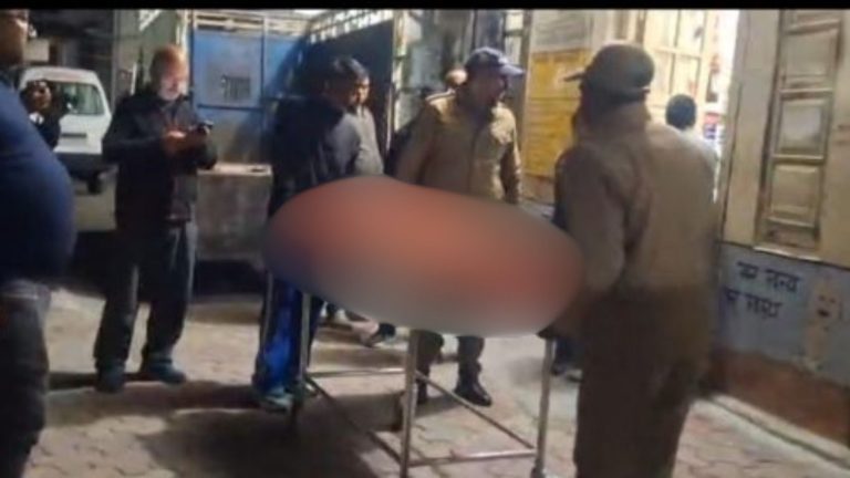 कमरे का बंद दरवाजा खुला तो सामने था दर्दनाक मंजर,