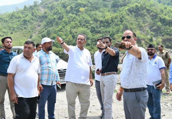 कार्लीगाड़ आपदा क्षेत्र का निरीक्षण, 15 दिन के भीतर मलबा