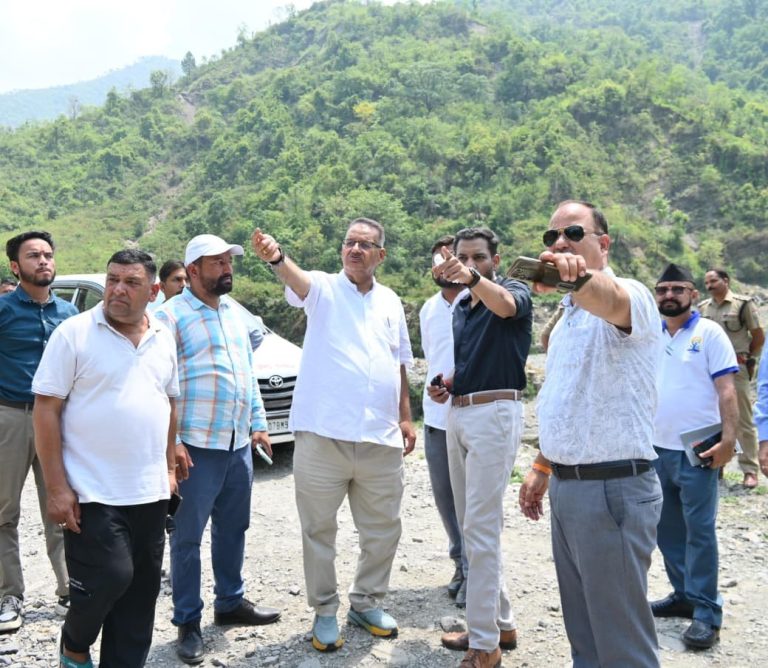 कार्लीगाड़ आपदा क्षेत्र का निरीक्षण, 15 दिन के भीतर मलबा