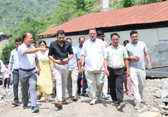 कार्लीगाड़ पहुंचकर कैबिनेट मंत्री गणेश जोशी ने लिया आपदा राहत कार्यों का जायजा