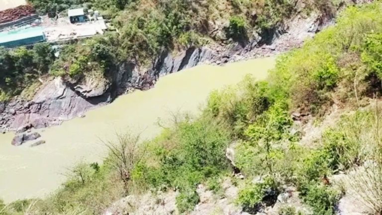 देवप्रयाग में दर्दनाक सड़क हादसा, अलकनंदा नदी में समाई कार;