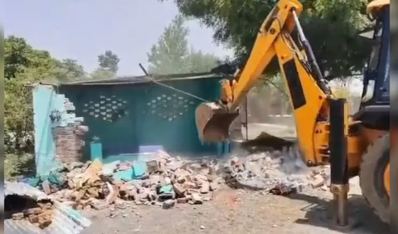 सरकारी जमीन पर बनी मजार नेस्तनाबूद, प्रशासन ने बुलडोजर से