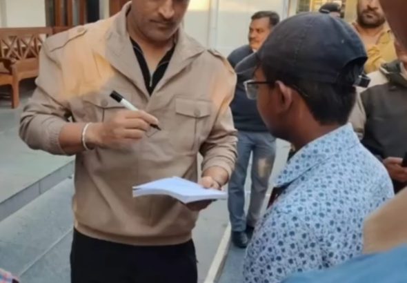 ‘Captain Cool’ Dhoni enjoys the Cool Breeze of Mussoorie