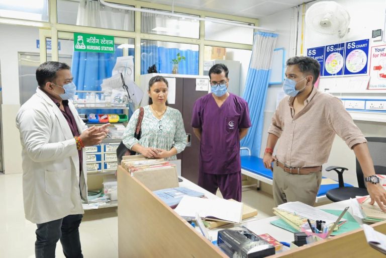 औचक निरीक्षणः कोरोनेशन अस्पताल की बदहाली पर भड़के डीएम, व्यवस्थाएं