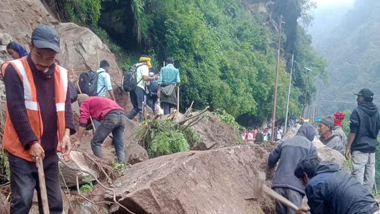 Adverse weather, slipping boulders block Kedar Yatris