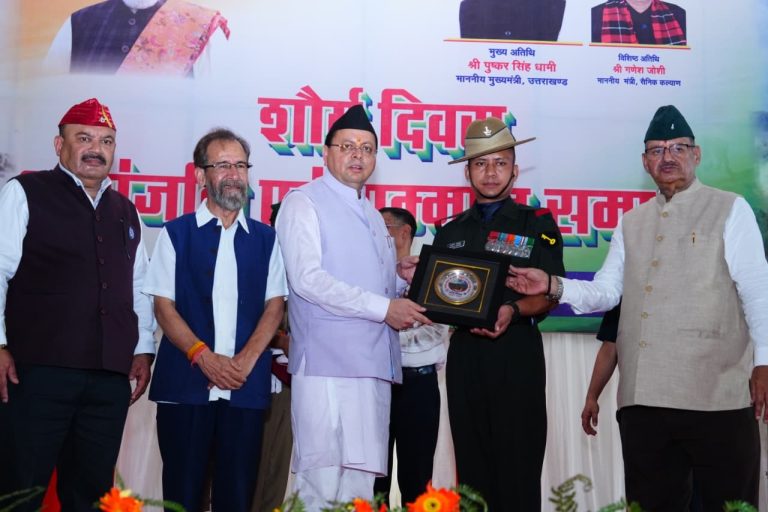 CM pays tribute by laying wreath at Martyrs’ Memorial on