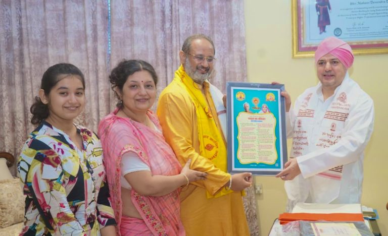 Dr Chinmay Pandya pays courtesy call on Mahant Devendra Das