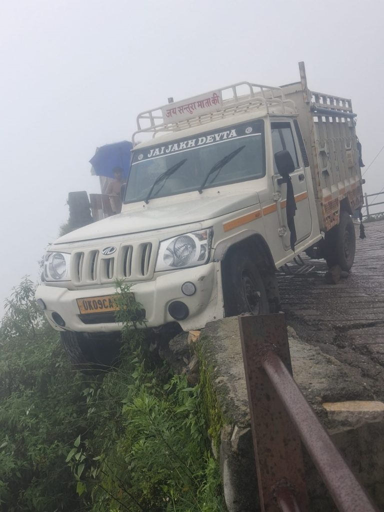 Major mishap averted at Mussoorie’s ‘Hawaghar Bend’; Jeep hangs off