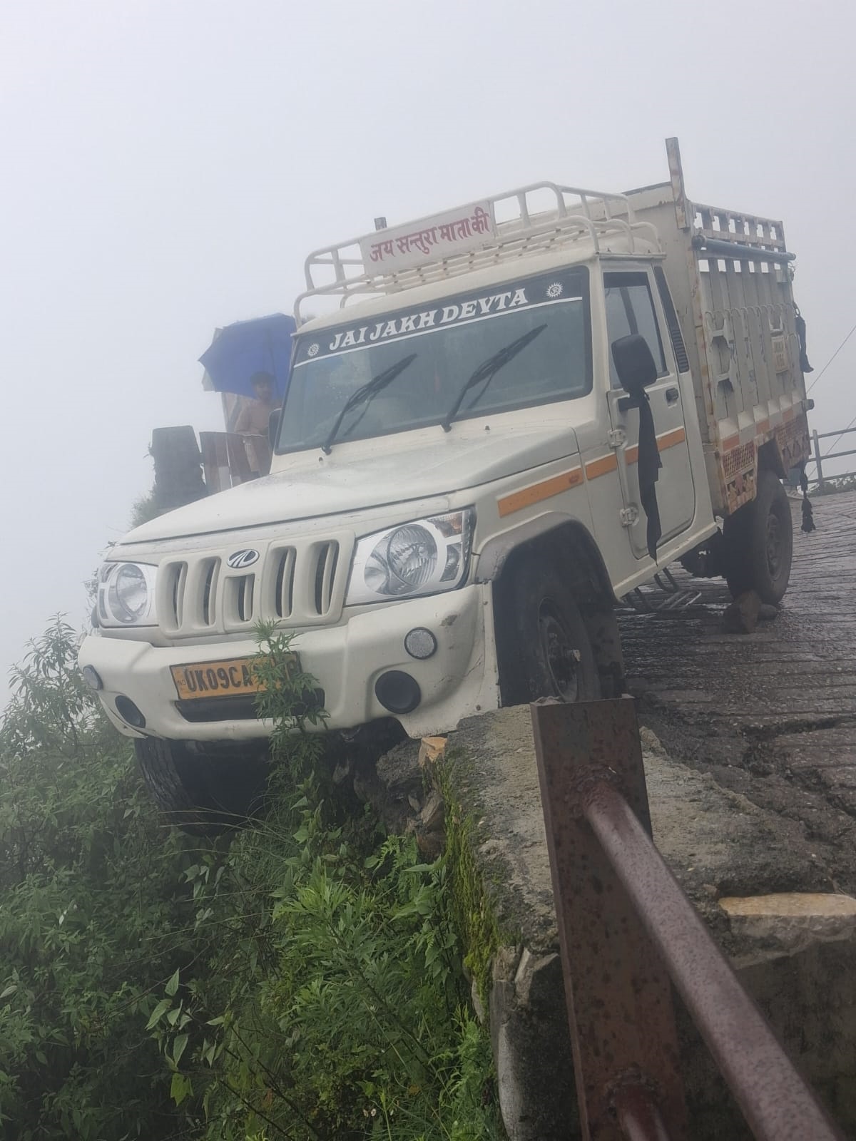 Major mishap averted at Mussoorie’s ‘Hawaghar Bend’; Jeep hangs off
