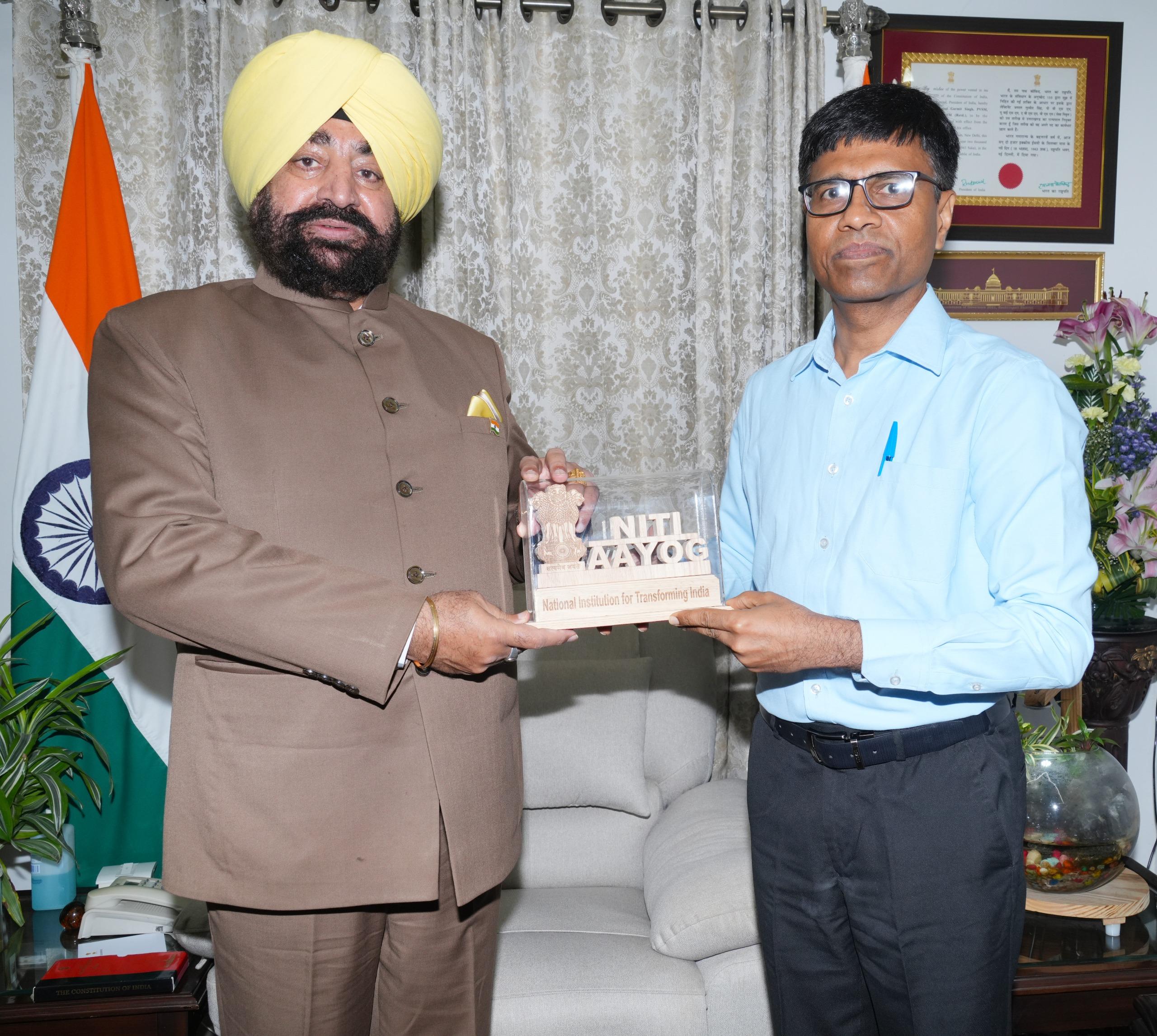 NITI Aayog Member Dr Srinivas briefs Gov on SDGs, healthcare