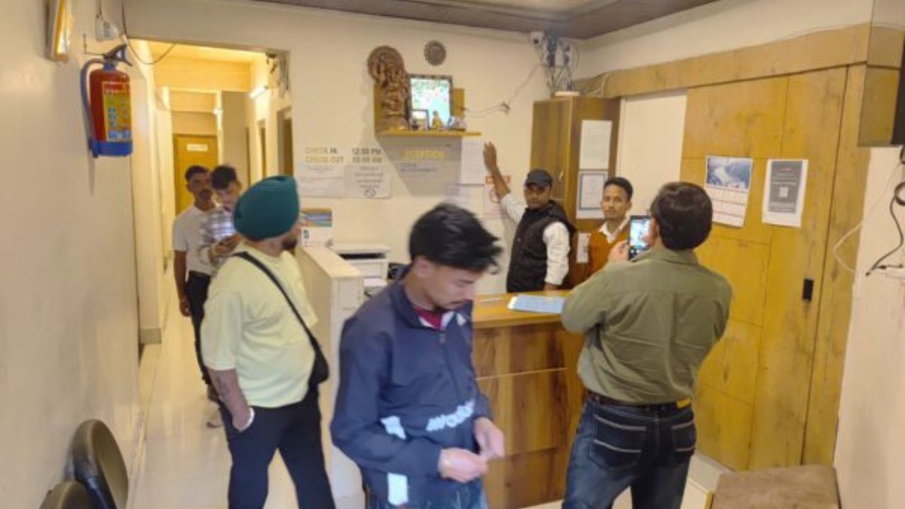 Nainital News: नैनीताल के गेस्ट हाउसों पर चला प्रशासन का