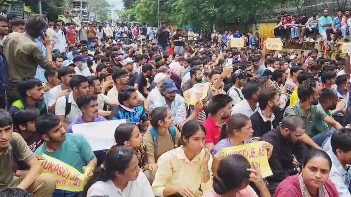 Protestors raise slogans against Union, State Govts in rally, dharna