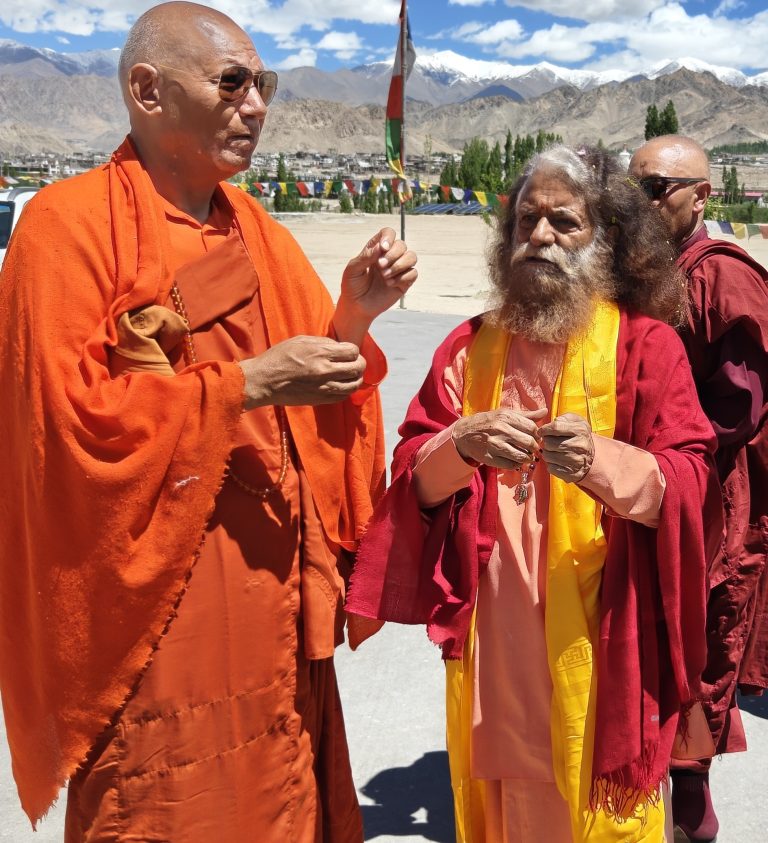 Swami Chidanand Saraswati offers to Install the Icon of Peace