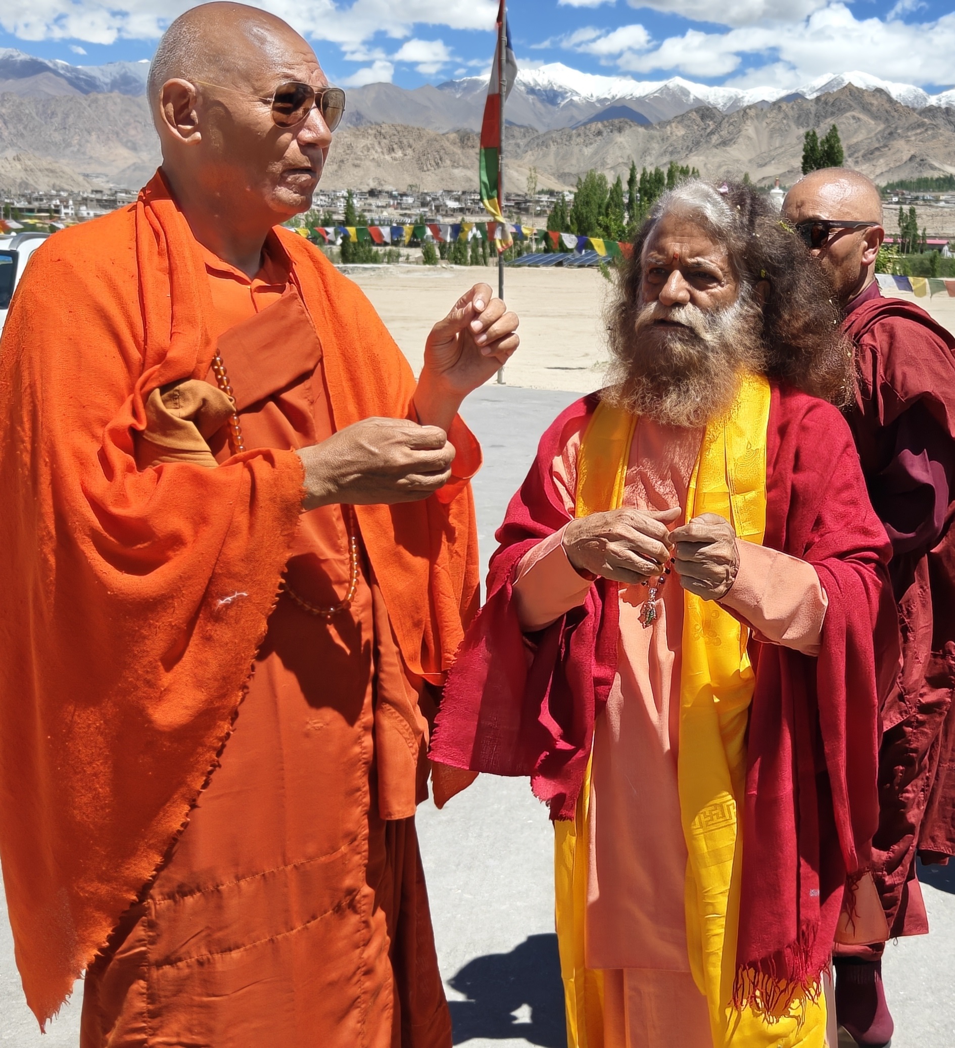Swami Chidanand Saraswati offers to Install the Icon of Peace