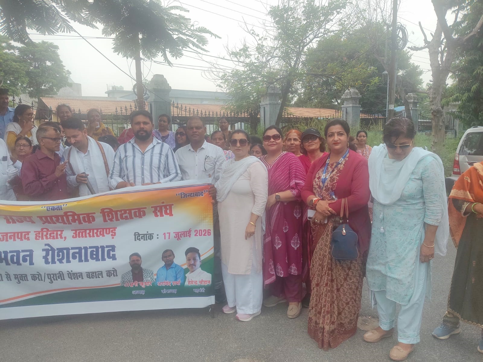 Teachers rally against mandatory TET; Submit memo to PM via