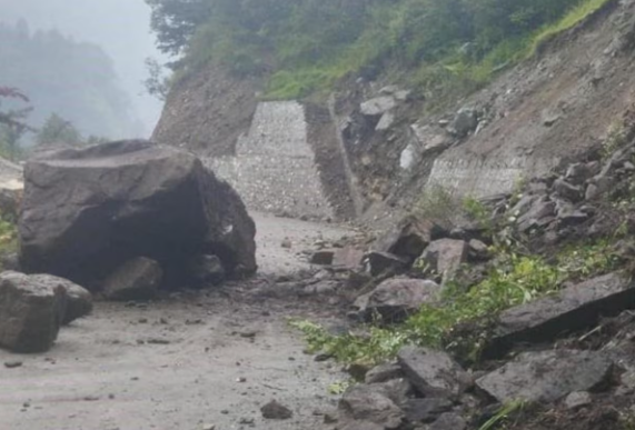 Uttarakhand Weather: पहाड़ों में भूस्खलन, मसूरी रोड दो दिन से
