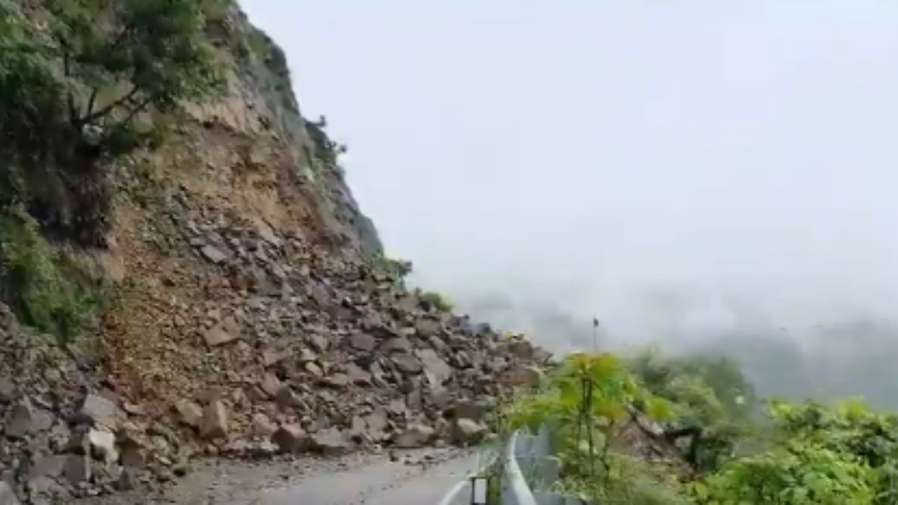 Weather Alert: उत्तराखंड जाने वाले सावधान! रुद्रप्रयाग-टिहरी में भारी भूस्खलन,