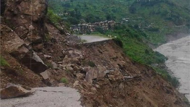 आसमान से बरसी ऐसी आफत कि पहाड़ों में थमी जिंदगी;