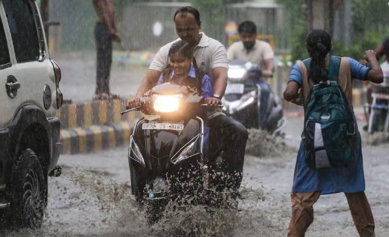 उत्तराखंड में 5 दिन भारी बारिश का अलर्ट, 99 सड़कें