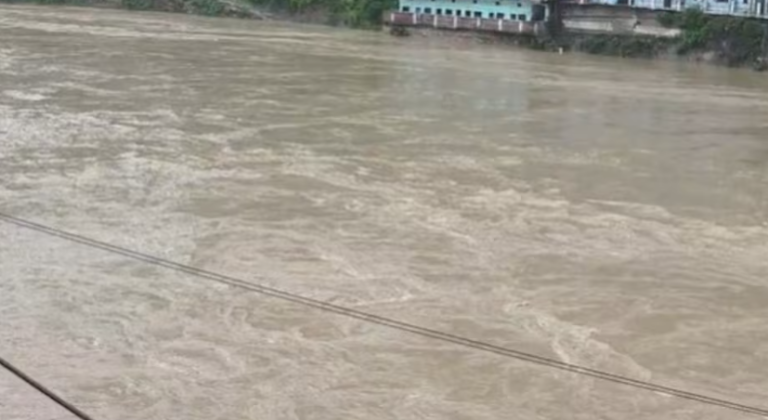 उत्तराखंड में आफत की बारिश; देहरादून में नया पुल धंसा,
