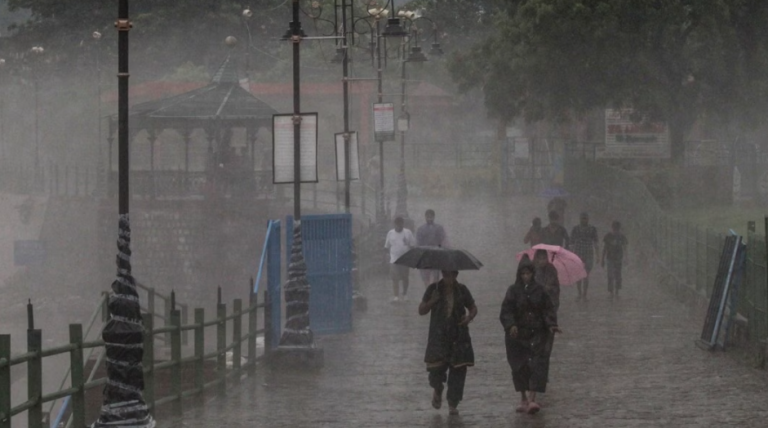 उत्तराखंड में आसमानी आफत, चाराधाम यात्रा रुकी... स्कूल बंद, चार