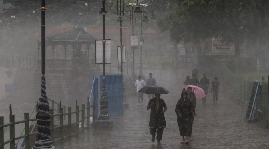 उत्तराखंड में आसमानी आफत, चाराधाम यात्रा रुकी... स्कूल बंद, चार