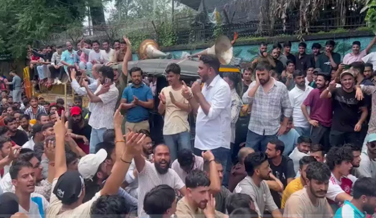 उत्तराखंड में नौकरी को लेकर हल्ला बोल, युवाओं का सचिवालय