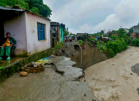 उत्तराखंड में बारिश का रौद्र रूप, गंगा चेतावनी निशान पर;