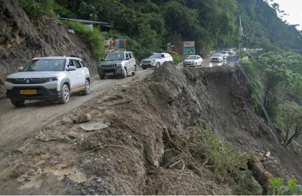 उत्तराखंड में बारिश ने मचाई तबाही, 76 सड़कें बंद, 209