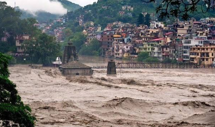 उत्तराखंड में मॉनसून का तांडव: उफान पर नदियां, 97 सड़कें