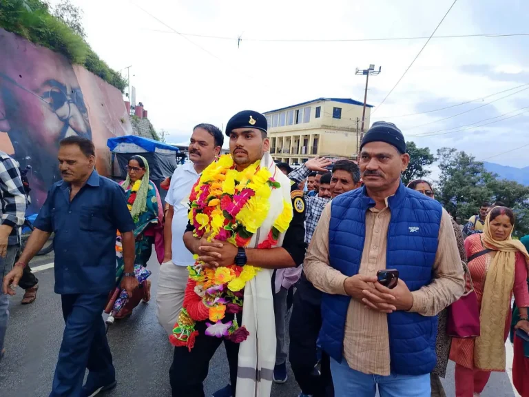 एवरेस्ट विजेता राहुल नेगी का पोखरी में भव्य स्वागत, ढोल-दमाऊं