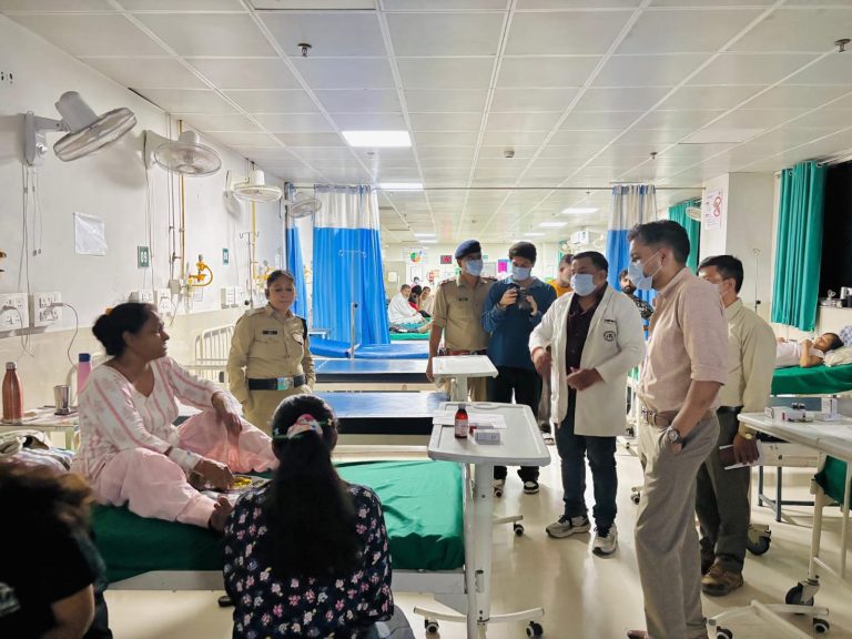 औचक निरीक्षणः कोरोनेशन अस्पताल की बदहाली पर भड़के डीएम, व्यवस्थाएं