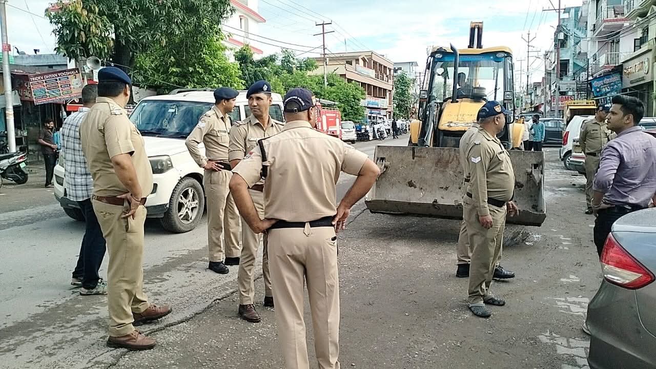 कांवड़ यात्रा 2026: ढालवाला में अवैध अतिक्रमण पर प्रशासन का एक्शन, सड़क किनारे हटाए गए कब्जे