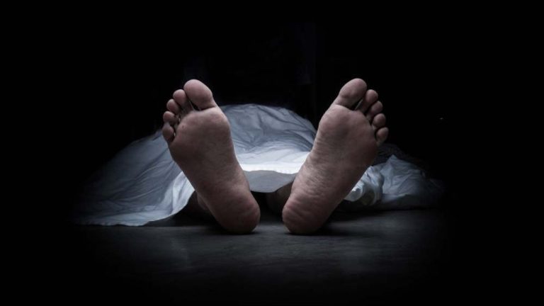काश किसी की नजर पड़ जाती: डंपर के नीचे तड़पता