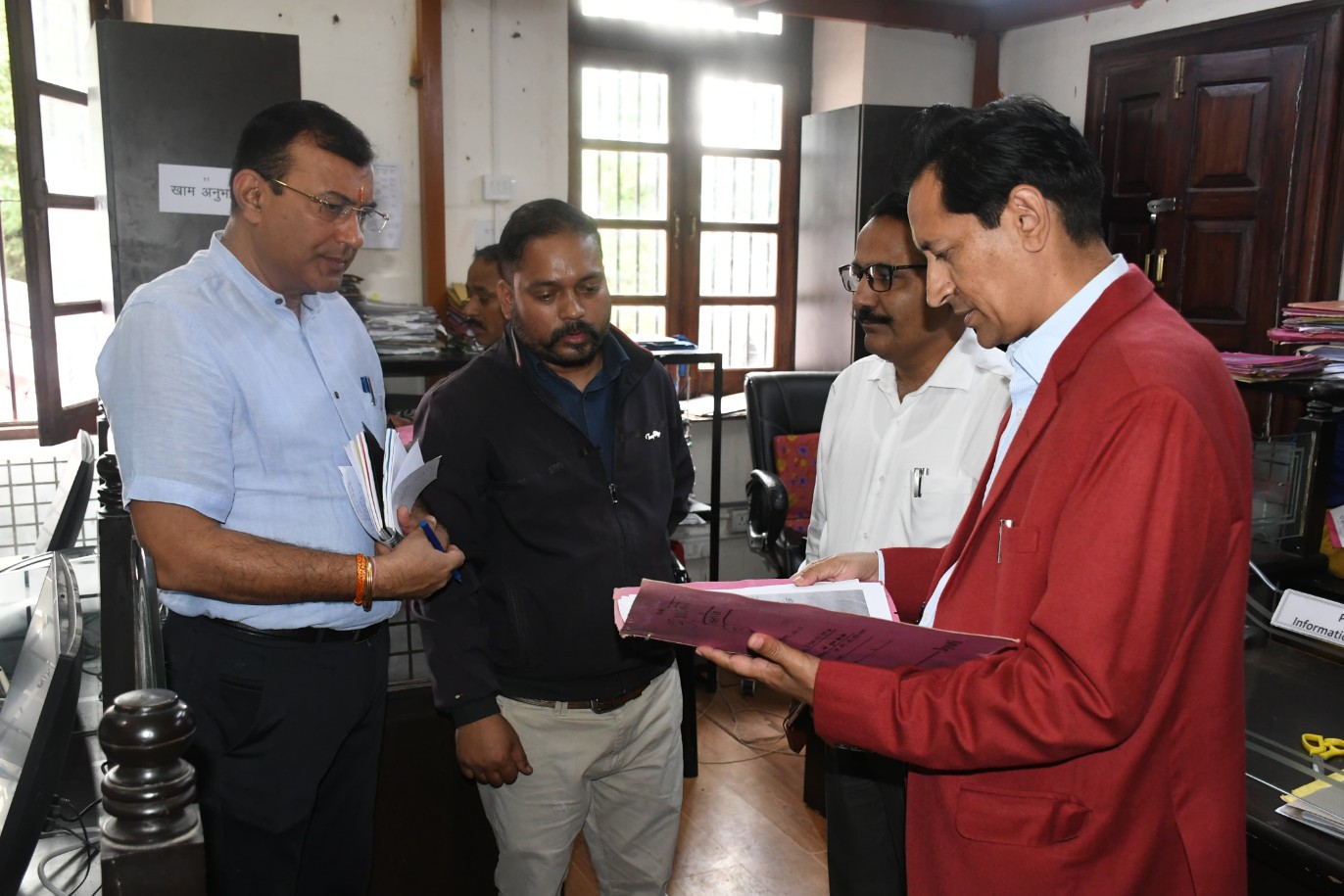 कुमाऊं आयुक्त दीपक रावत का कलक्ट्रेट नैनीताल का वार्षिक निरीक्षण, दो माह में लंबित वाद निपटाने के निर्देश