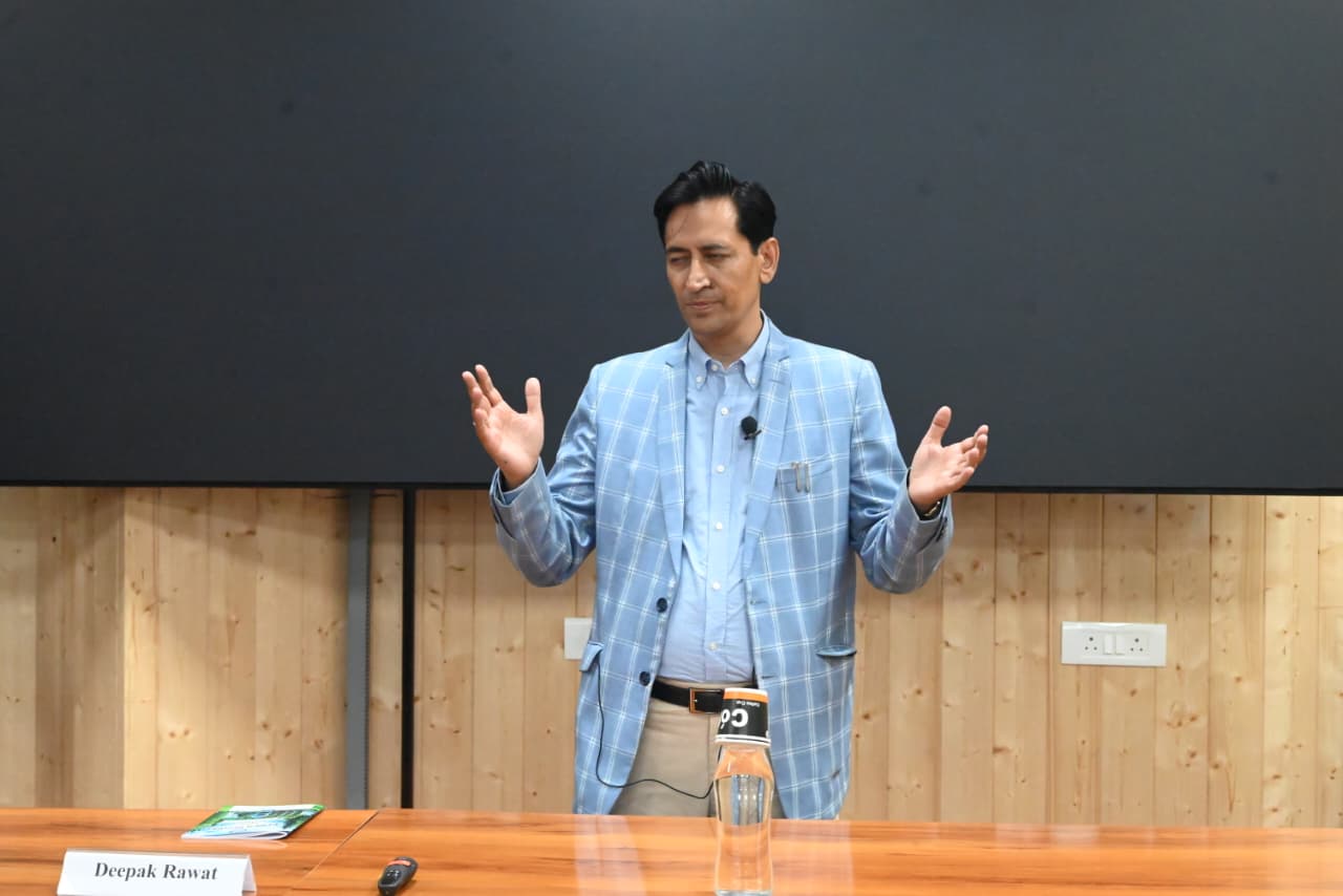 कुमाऊं आयुक्त ने आधारभूत प्रशिक्षण कार्यक्रम में सहभागियों को समझाए कमिश्नरी के कार्य